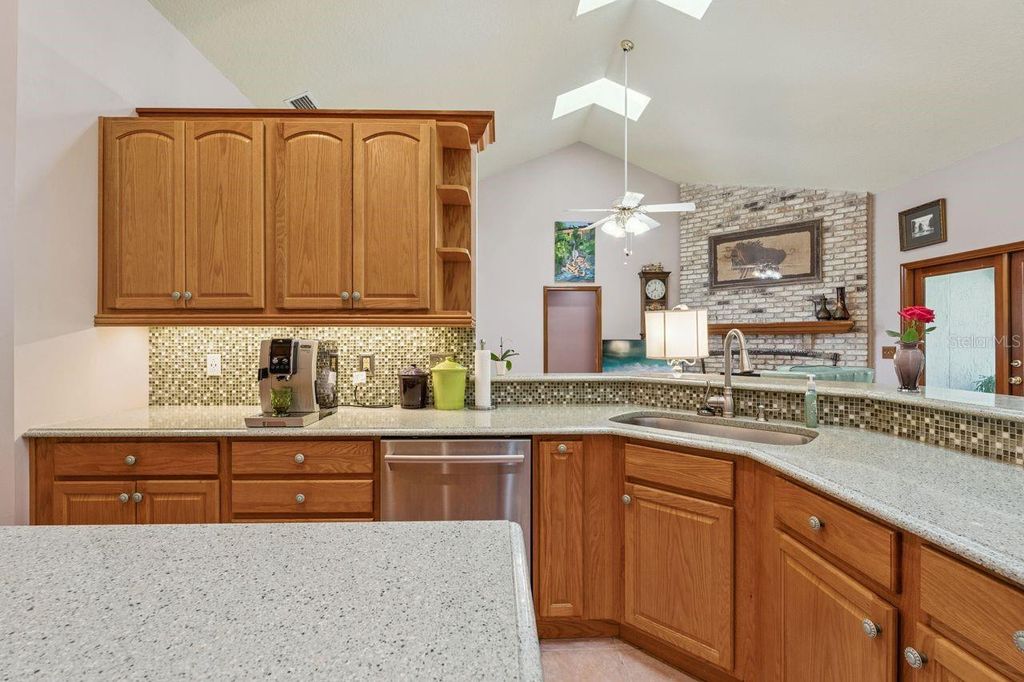 Image 16 of property listing at 908 ALMOND TREE CIRCLE, Orlando, FL 32835