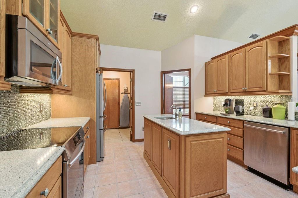 Image 17 of property listing at 908 ALMOND TREE CIRCLE, Orlando, FL 32835