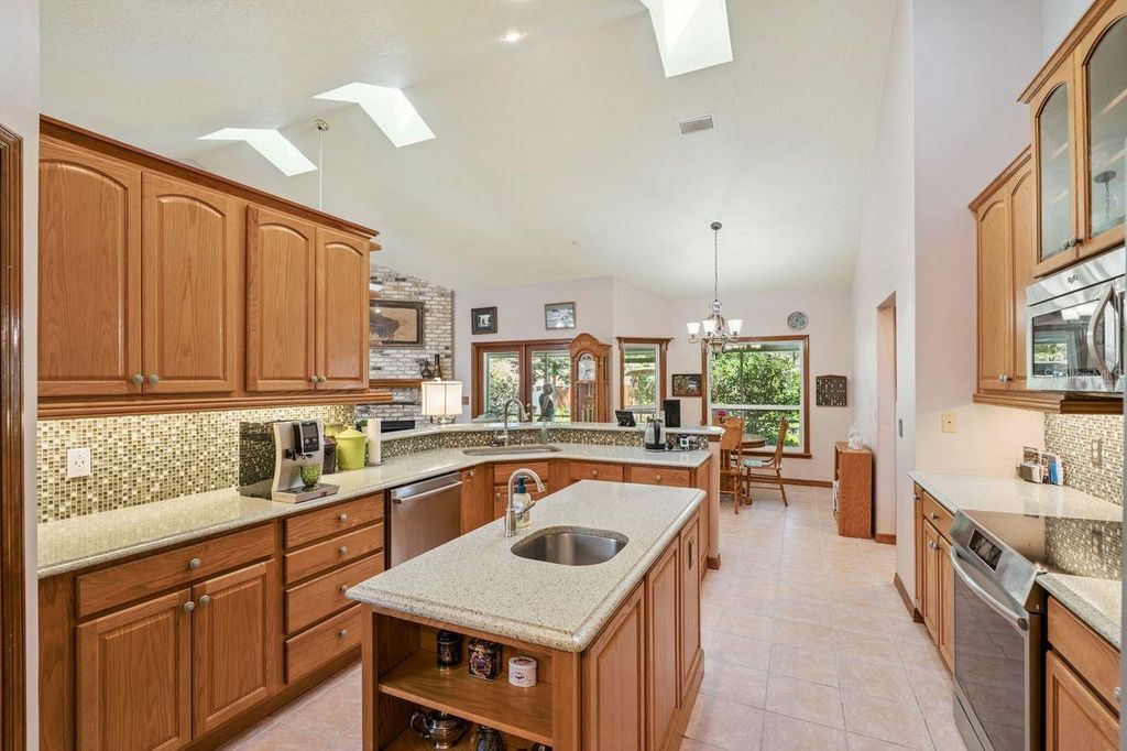 Image 18 of property listing at 908 ALMOND TREE CIRCLE, Orlando, FL 32835