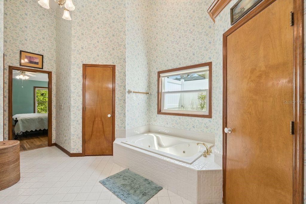 Image 25 of property listing at 908 ALMOND TREE CIRCLE, Orlando, FL 32835