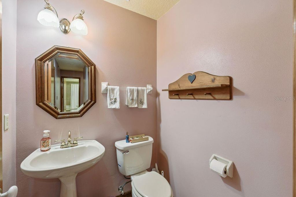 Image 28 of property listing at 908 ALMOND TREE CIRCLE, Orlando, FL 32835