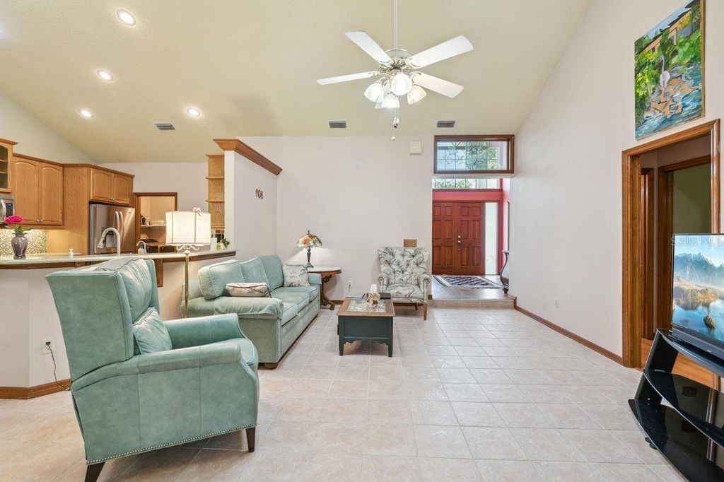 Image 5 of property listing at 908 ALMOND TREE CIRCLE, Orlando, FL 32835