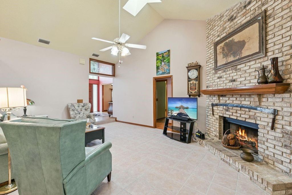 Image 6 of property listing at 908 ALMOND TREE CIRCLE, Orlando, FL 32835