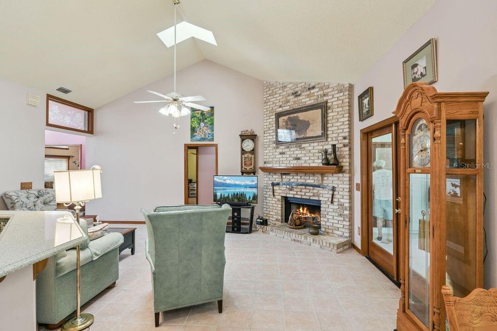Image 7 of property listing at 908 ALMOND TREE CIRCLE, Orlando, FL 32835