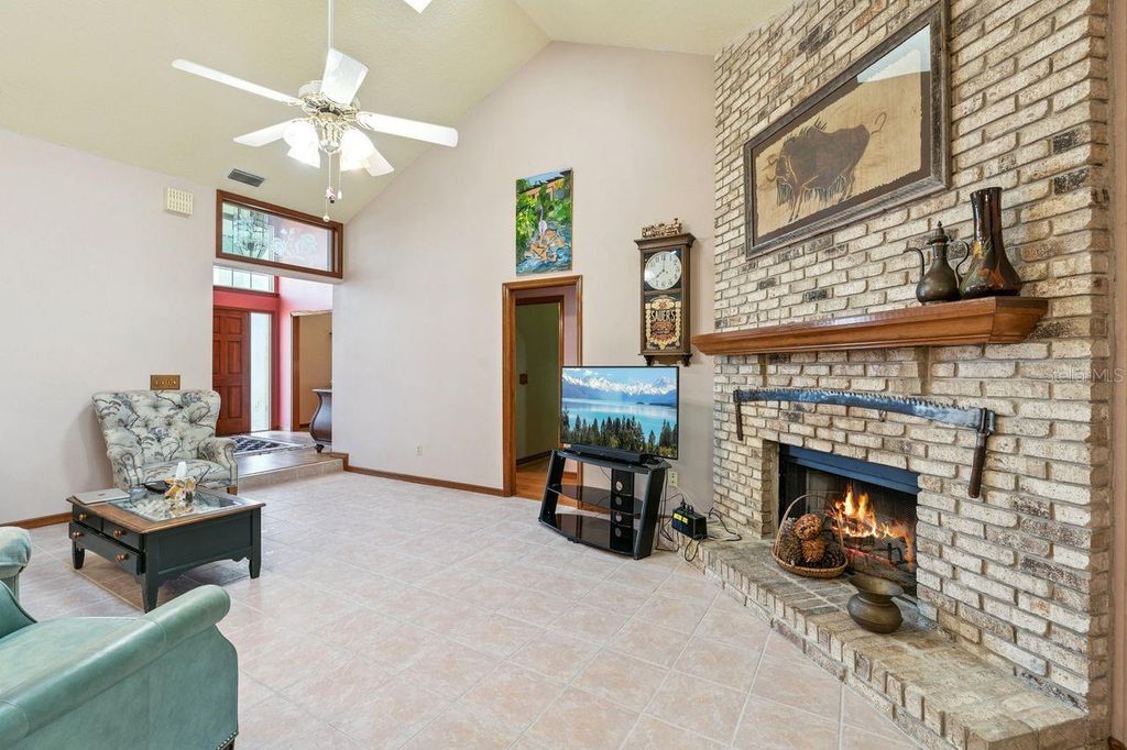 Image 8 of property listing at 908 ALMOND TREE CIRCLE, Orlando, FL 32835