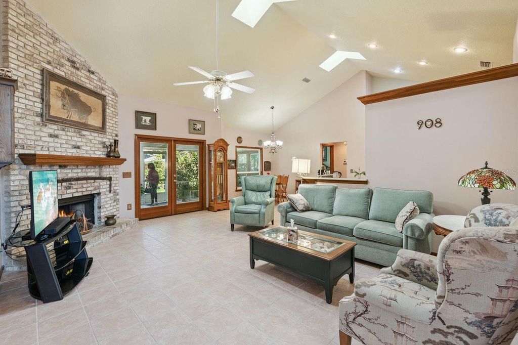 Image 9 of property listing at 908 ALMOND TREE CIRCLE, Orlando, FL 32835