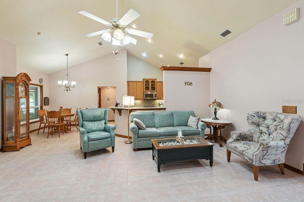 Image 10 of property listing at 908 ALMOND TREE CIRCLE, Orlando, FL 32835