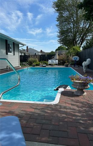 15 Shadbush Road, Warwick, RI 02888