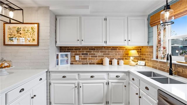 15 Shadbush Road, Warwick, RI 02888