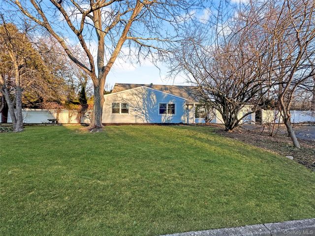 7 Carnaby Avenue, Coram, NY 11727