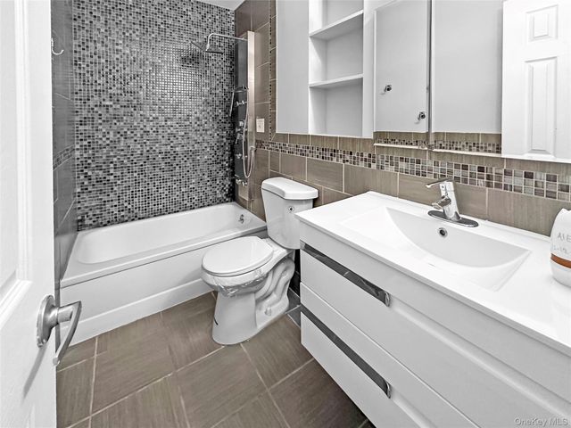 7 Carnaby Avenue, Coram, NY 11727