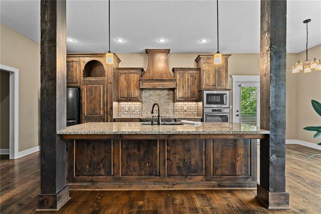 9300 SW Tsunami Court, Lee's Summit, MO 64064