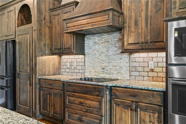 9300 SW Tsunami Court, Lee's Summit, MO 64064