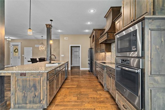 9300 SW Tsunami Court, Lee's Summit, MO 64064