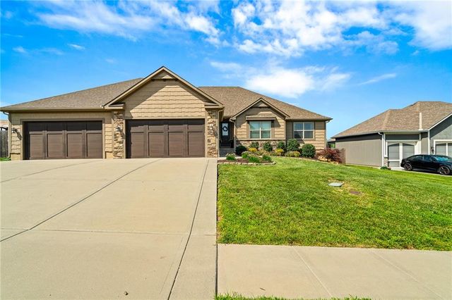 9300 SW Tsunami Court, Lee's Summit, MO 64064