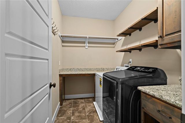 9300 SW Tsunami Court, Lee's Summit, MO 64064