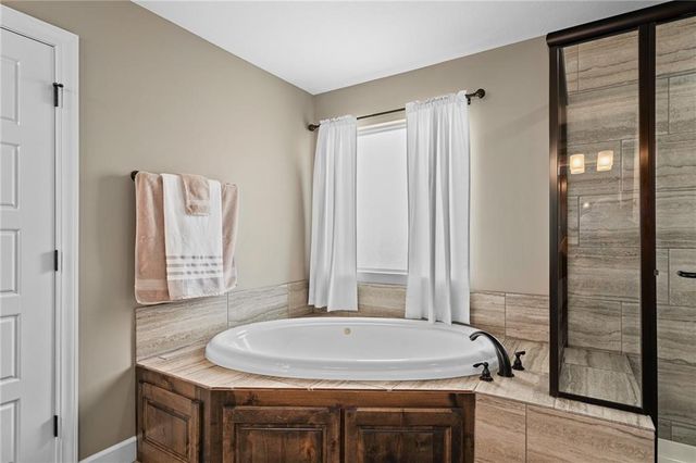 9300 SW Tsunami Court, Lee's Summit, MO 64064