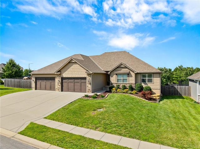 9300 SW Tsunami Court, Lee's Summit, MO 64064