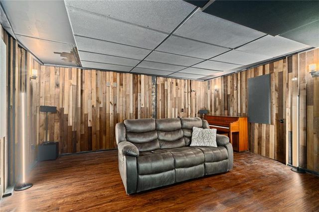 9300 SW Tsunami Court, Lee's Summit, MO 64064