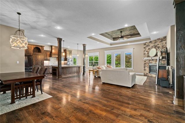 9300 SW Tsunami Court, Lee's Summit, MO 64064