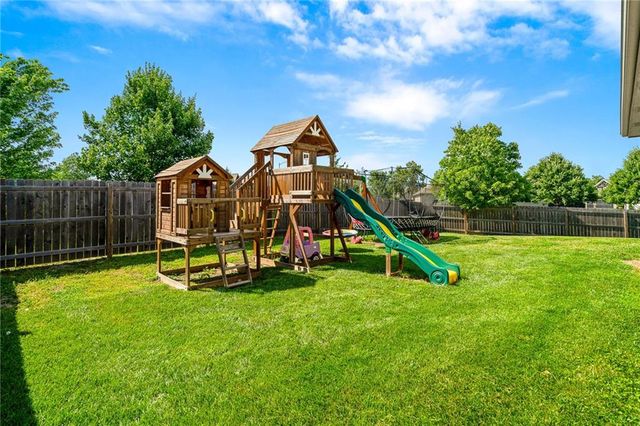 9300 SW Tsunami Court, Lee's Summit, MO 64064