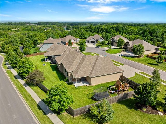 9300 SW Tsunami Court, Lee's Summit, MO 64064