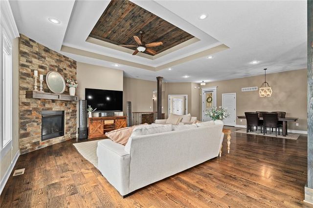 9300 SW Tsunami Court, Lee's Summit, MO 64064