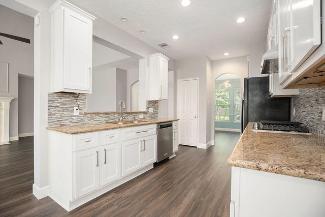 2385 Golden Shores Lane, League City, TX 77573