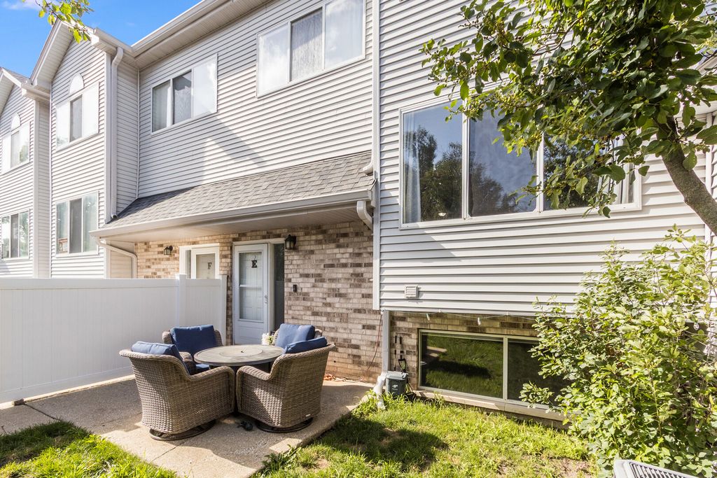 272 Park Ridge Lane E, Aurora, IL 60504