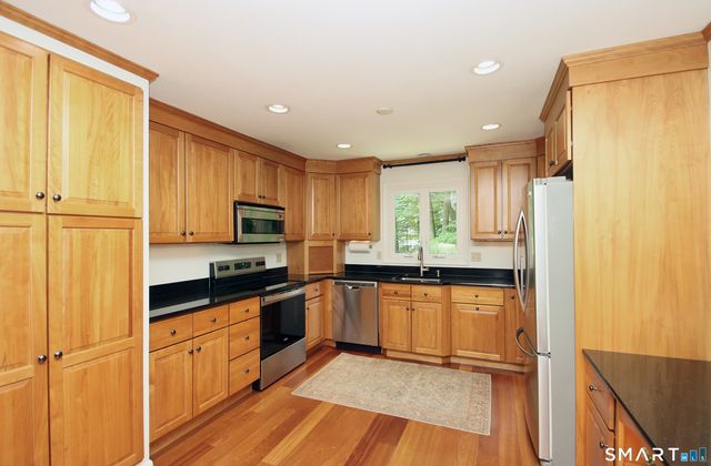 10 Old Village Lane, Farmington, CT 06085