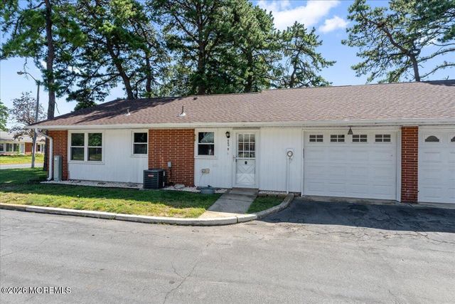 660D Plymouth Drive, Lakewood, NJ 08701