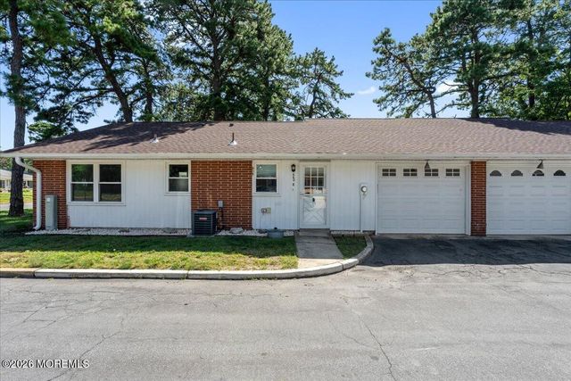 660D Plymouth Drive, Lakewood, NJ 08701
