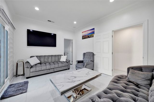 7712 El Caprice Avenue, North Hollywood, CA 91605