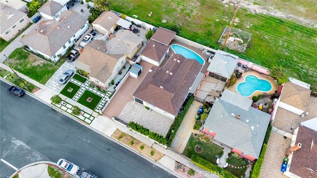 7712 El Caprice Avenue, North Hollywood, CA 91605