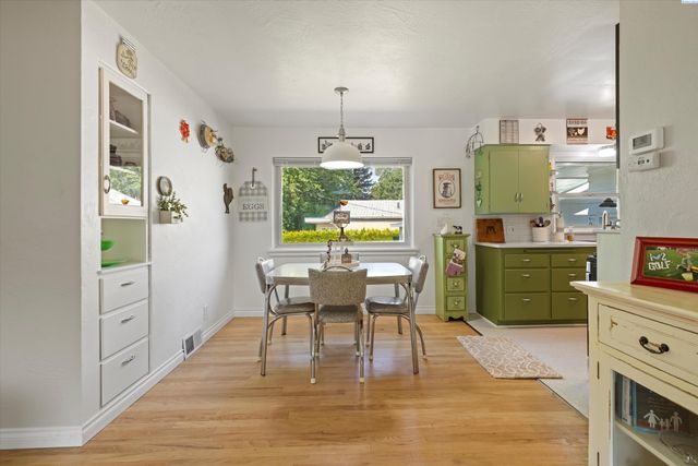 28 SW Evans Ave, College Place, WA 99362