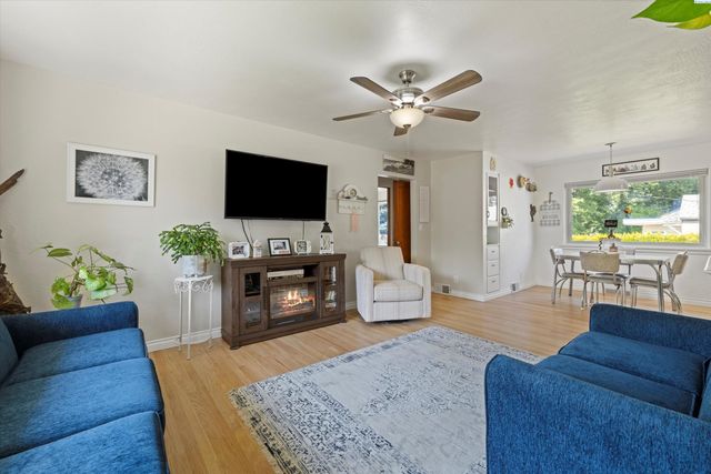 28 SW Evans Ave, College Place, WA 99362