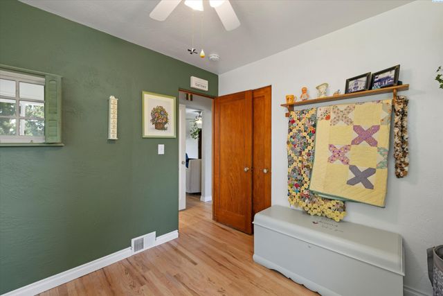 28 SW Evans Ave, College Place, WA 99362