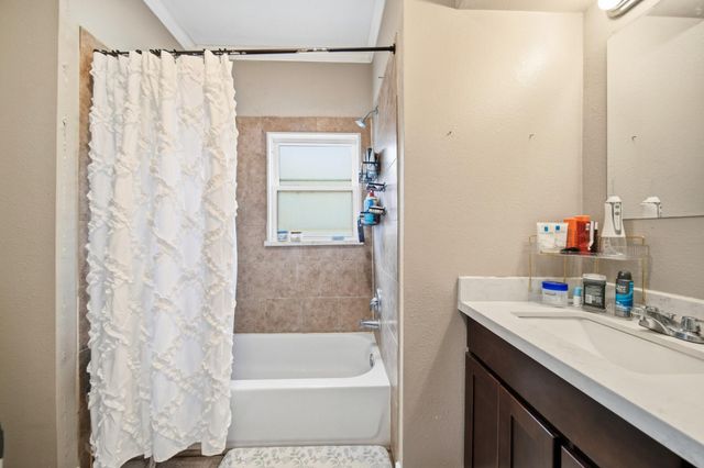 1302 20th Street 1, Huntsville, TX 77340