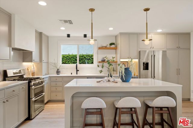 23445 Sylvan Street, Woodland Hills (los Angeles), CA 91367