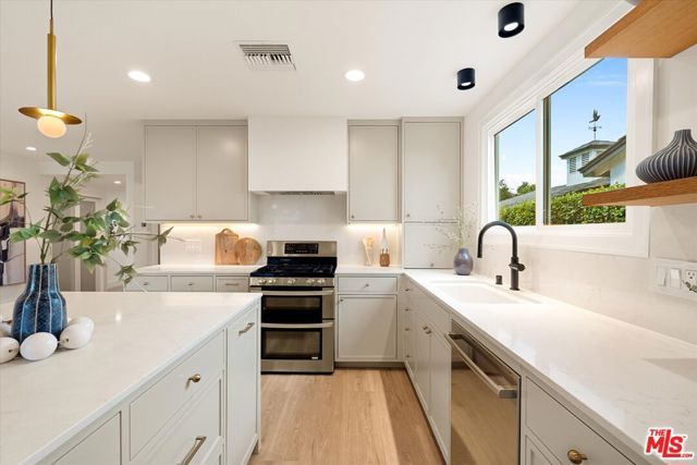 23445 Sylvan Street, Woodland Hills (los Angeles), CA 91367
