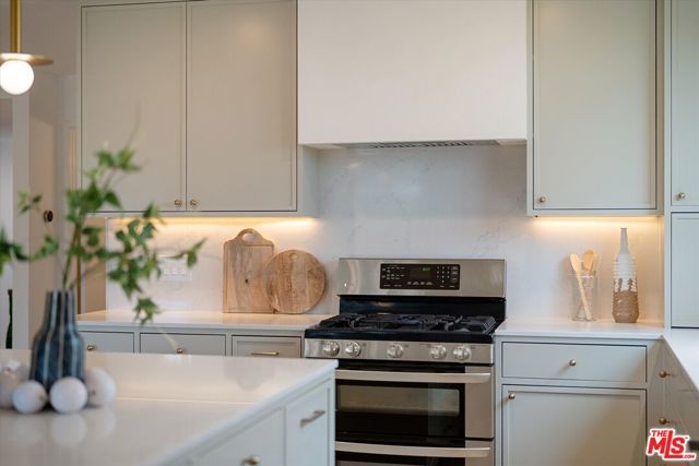 23445 Sylvan Street, Woodland Hills (los Angeles), CA 91367