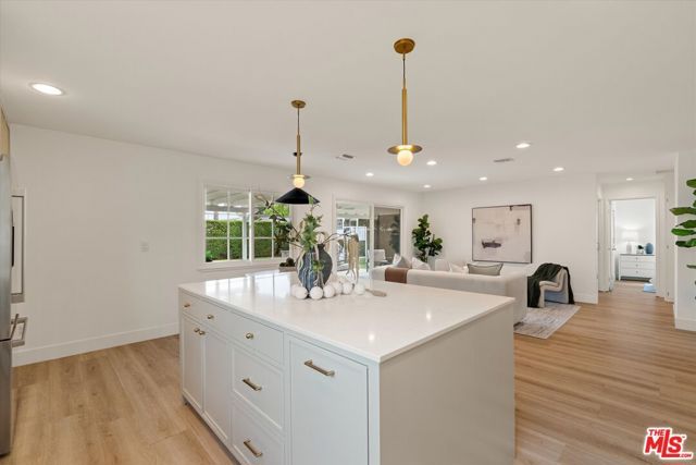 23445 Sylvan Street, Woodland Hills (los Angeles), CA 91367