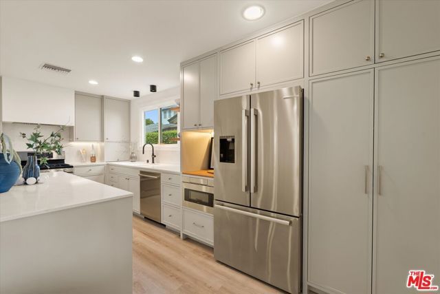 23445 Sylvan Street, Woodland Hills (los Angeles), CA 91367