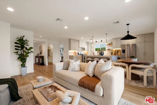 23445 Sylvan Street, Woodland Hills (los Angeles), CA 91367