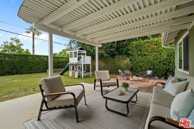 23445 Sylvan Street, Woodland Hills (los Angeles), CA 91367