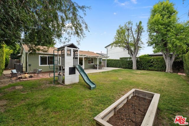 23445 Sylvan Street, Woodland Hills (los Angeles), CA 91367