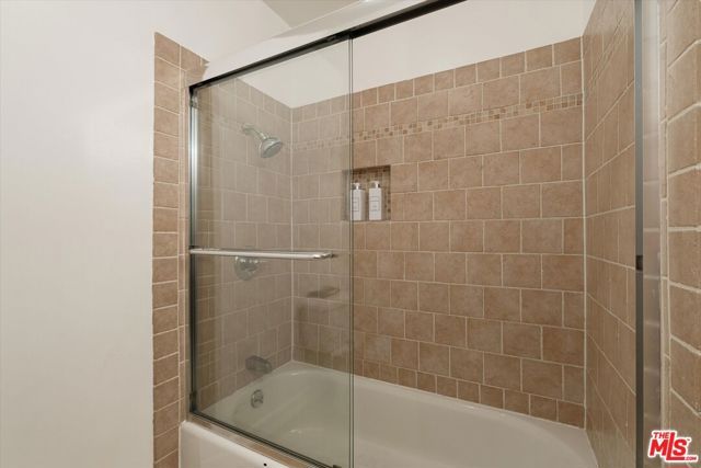 23445 Sylvan Street, Woodland Hills (los Angeles), CA 91367