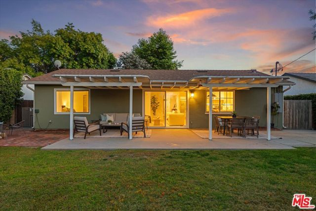 23445 Sylvan Street, Woodland Hills (los Angeles), CA 91367