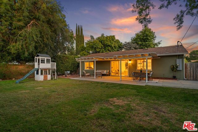 23445 Sylvan Street, Woodland Hills (los Angeles), CA 91367