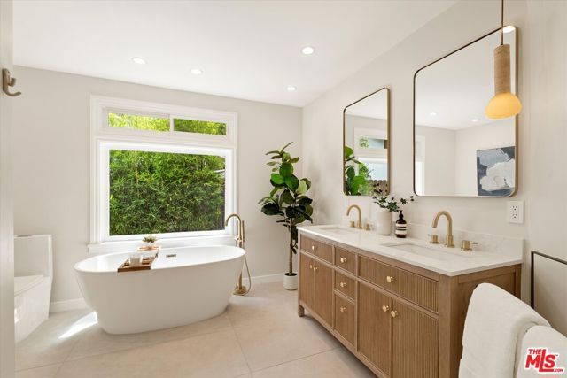 23445 Sylvan Street, Woodland Hills (los Angeles), CA 91367